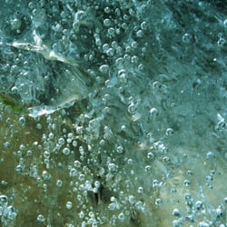Fotografie; Eis2 – Serie  Nahaufnahme, eingefrorene Wasserblasen , digital nachbearbeitet