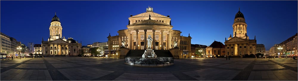 Berliner Gendarmenmarkt zur blauen Stunde. Zeitpkt. z. Fotografieren: http://www.fotoatelier-berlin.de/blue-hour-tool