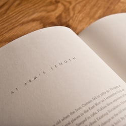 Der Textteil in der Mitte des Buches, hervorgehoben durch offenes, gelbliches Papier mit niedriger Grammatur