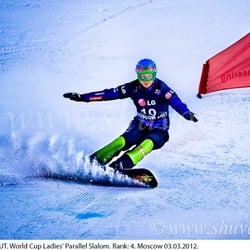 Abstieg auf einem Snowboard.