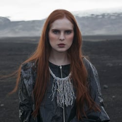 Model mit Kette II