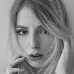 Portrait – Fotoshooting mit Fotomodell in einem Hotel
