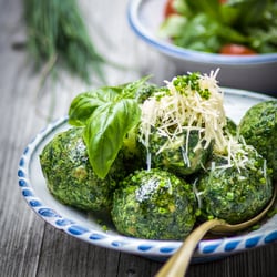 Spinatknoedel mit Feldsalat