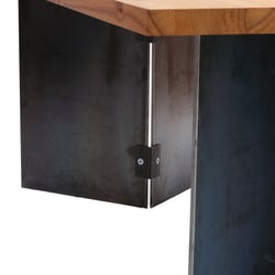 Tisch 208
