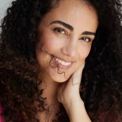 Natürliches Commercial-Headshot mit authentischer Ausstrahlung für internationale Werbekampagnen und Modelportfolios