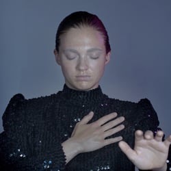 Videostill aus technical healing, 2020, HD-Videoloop (02:34 Min.) mit Josefa Schundau