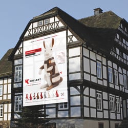 Kallert Malerbetrieb – Fassadenbanner mit dem Hasenhelden „Heritage Hero“