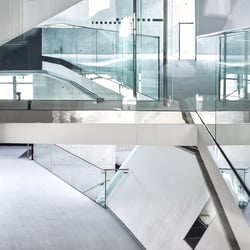 architekturfotograf-wien-glasfassade-treppenhaus-modern-atelier-schulte