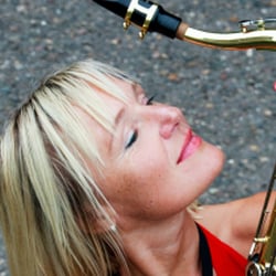 DJane Simoné mit Saxophon