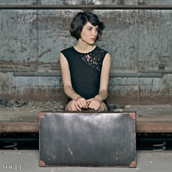 Eva Harris in „Bon Voyage“ – featured by Vogue