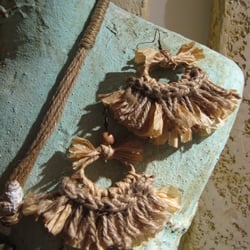 Ohrringe aus Papier- und Naturfaserband, Kokosperle