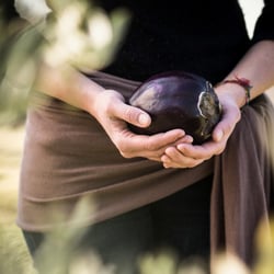 Die Frau mit der Aubergine