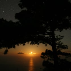 Monduntergang über dem atlantischen Ozean, aufgenommen auf der Kanareninsel La Palma