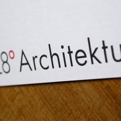 28 Grad Architektur Logodetail Prägung