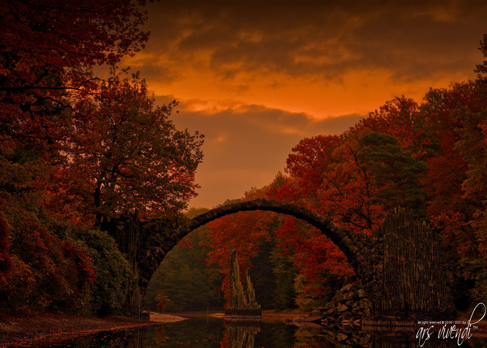 BRÜCKE IM HERBST.
