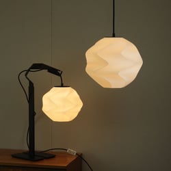 Tisch und Pendelleuchte mit dem Lampenschirm Lumikino