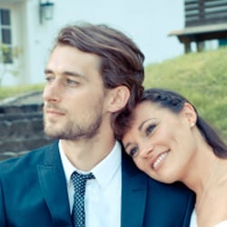 Verträumtes Paar am Hochzeitstag