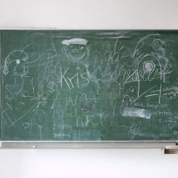 Die Tafel im Seminarraum wurde zu einer Art Gästebuch
