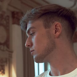 Standbild „Aron Pinter – Too Far Away“ (Musikvideo)