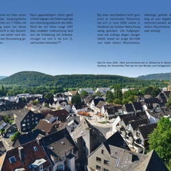 Eine ungewöhnliche Stadtansicht – aufgenommen aus einem kleinen Fenster im Kirchturm
