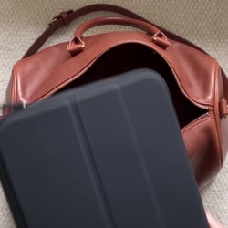 Lederhandtasche – KI-UGC-Unboxing, Standbild