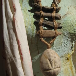 Kette aus Treibhölzer, Seeigelskelett, Naturfaserband