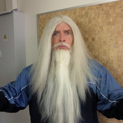 weiße Haare und Vollbart