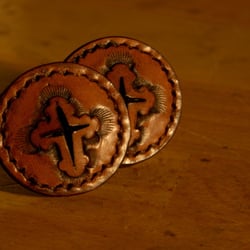 Sattelconchos, Leder punziert