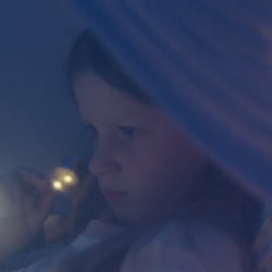 Nachts heimlich Bücher lesen