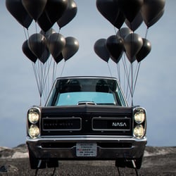Car with Extensions Ballons 02 web