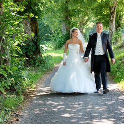 Brautpaar in einer Allee