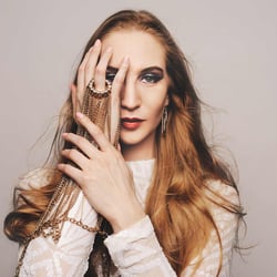 MakeUp and Styling für Biografie der Künstlerin