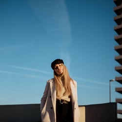 04 Peoplefotografie Ludwigshafen Nadesha blauer Himmel