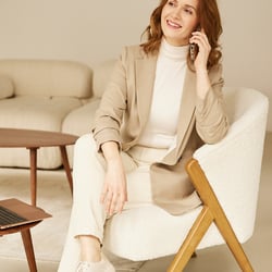 Moderne Businessfotografie mit Smartphone für authentische Business- und Commercial-Looks.