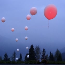 Ballonkette in den Bergen
