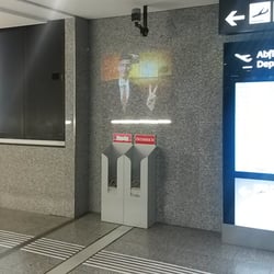 Aufsteller für Zeitschriften am Flughafen Wien