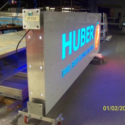 Pylon aus Aluminium in gerader Form. Das Schriftzug und Logo wurden dekupiert und flach hinterlegt -die Ausleuchtung mit LED.