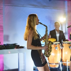 DJ plus Saxophon und Sängerin