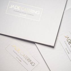 Umschlag Catering Katalog – mit edler Goldfolie und Blindprägung