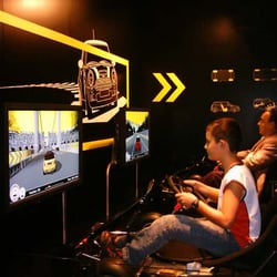 2 Spieler können in hydraulisch gelagerten Go-Carts gegeneinander antreten