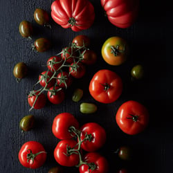 Marius Prions Photo FOOD / Tomaten, verkohltes Holz