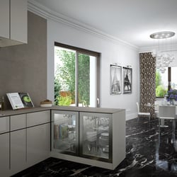 Küche mit Trennvitrine und Essecke