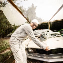 Titus Dittmann mit Oldtimer