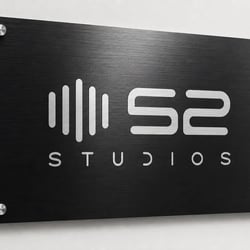 52-studios-logo-aluminium-schild-mockup