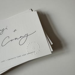 Minimalistische signaturestyle Hochzeitseinladungen für G+C