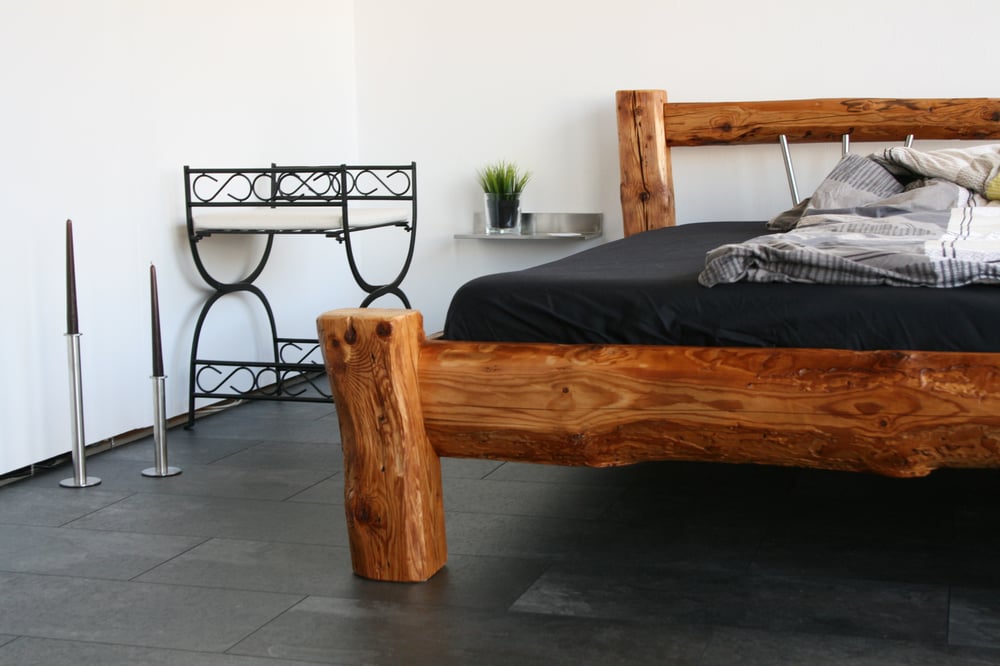Bett gefertigt aus dem Jahrhunderte alten Holz historischer Schwarzwaldhöfe