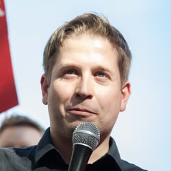 Kevin Kühnert spricht bei der Wahlkampfkundgebung der SPD gegen sachgrundlose Befristung