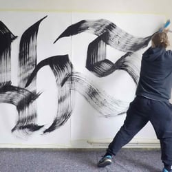 Merle-Michaelis Kalligrafie Kampfkunst Besen Buchstaben Fragmente