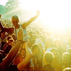 Tanz auf den Schultern – Loveparade Berlin 1999