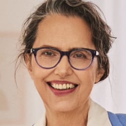 Authentische Businessfotografie einer Best-Ager-Unternehmerin oder eines Best-Ager-Models mit souveräner Ausstrahlung